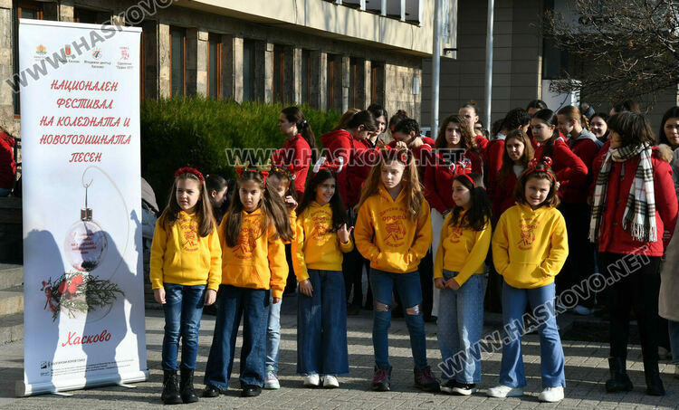 С 250 хористи на сцена и песни край елхата Хасково изпрати X Национален фестивал на коледната песен