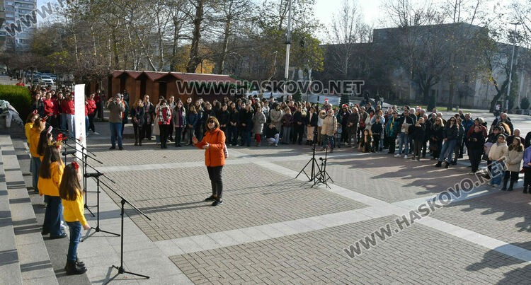 С 250 хористи на сцена и песни край елхата Хасково изпрати X Национален фестивал на коледната песен