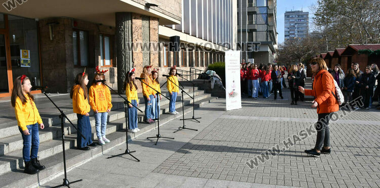 С 250 хористи на сцена и песни край елхата Хасково изпрати X Национален фестивал на коледната песен