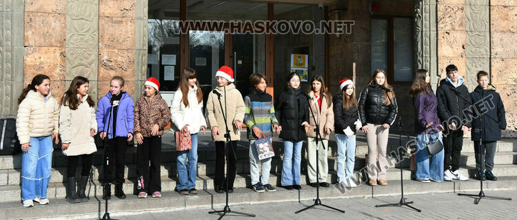 С 250 хористи на сцена и песни край елхата Хасково изпрати X Национален фестивал на коледната песен