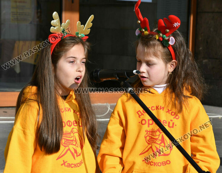 С 250 хористи на сцена и песни край елхата Хасково изпрати X Национален фестивал на коледната песен