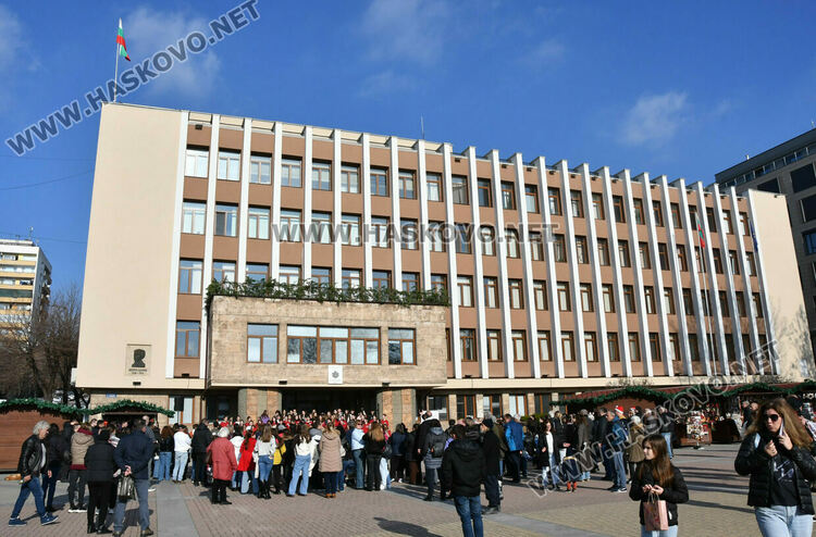 С 250 хористи на сцена и песни край елхата Хасково изпрати X Национален фестивал на коледната песен