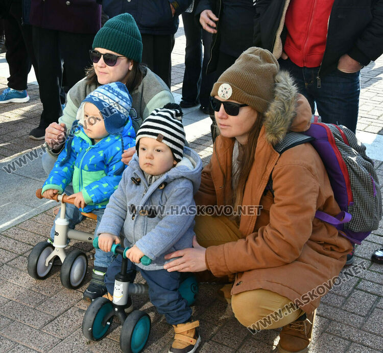 С 250 хористи на сцена и песни край елхата Хасково изпрати X Национален фестивал на коледната песен