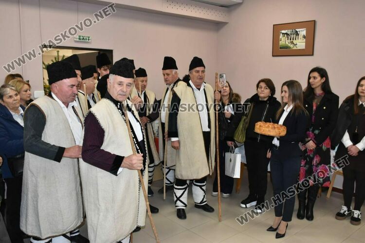 С коледарски песни откриха празничния благотворителен базар „Заедно за храма“ в областна администрация