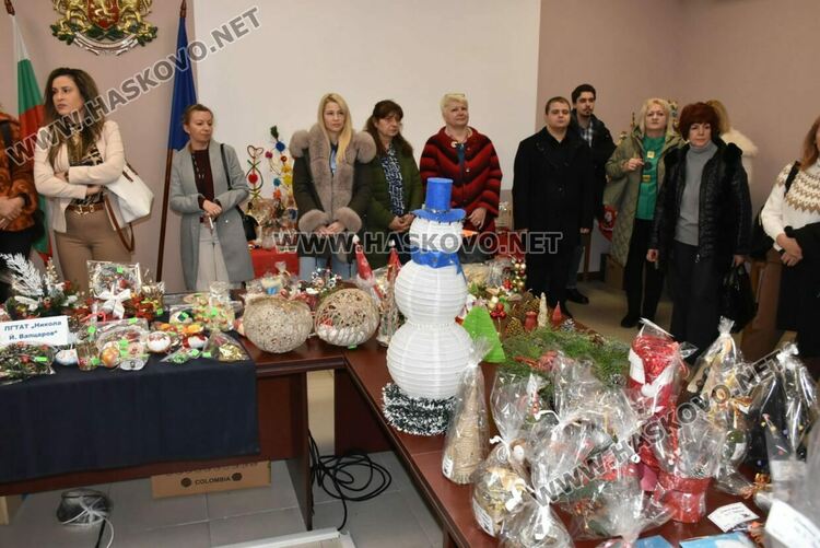 С коледарски песни откриха празничния благотворителен базар „Заедно за храма“ в областна администрация