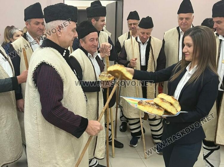 С коледарски песни откриха празничния благотворителен базар „Заедно за храма“ в областна администрация