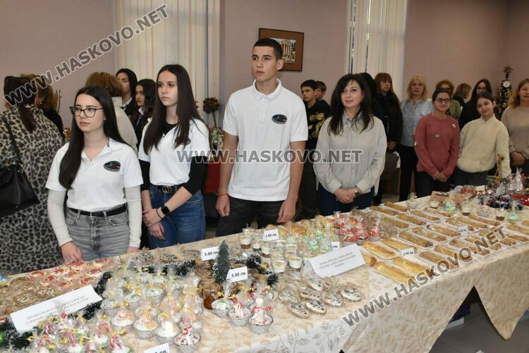 С коледарски песни откриха празничния благотворителен базар „Заедно за храма“ в областна администрация