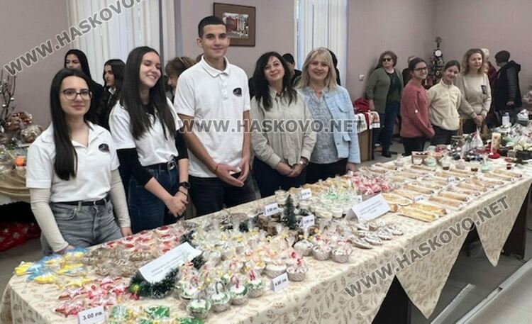 С коледарски песни откриха празничния благотворителен базар „Заедно за храма“ в областна администрация