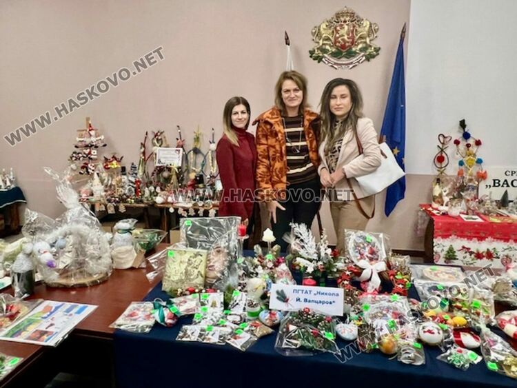 С коледарски песни откриха празничния благотворителен базар „Заедно за храма“ в областна администрация