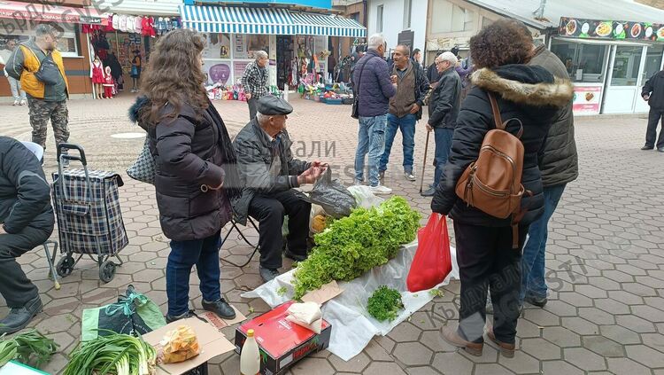   Производител от Железник продаде марулите си за минути на Пазара,&ldquo;уби&ldquo; прекупвачите  предлагайки ги на безценица