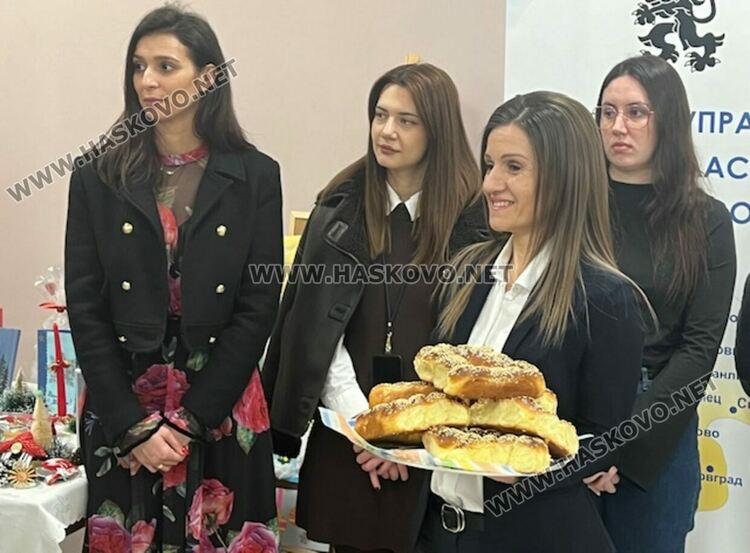 С коледарски песни откриха празничния благотворителен базар „Заедно за храма“ в областна администрация