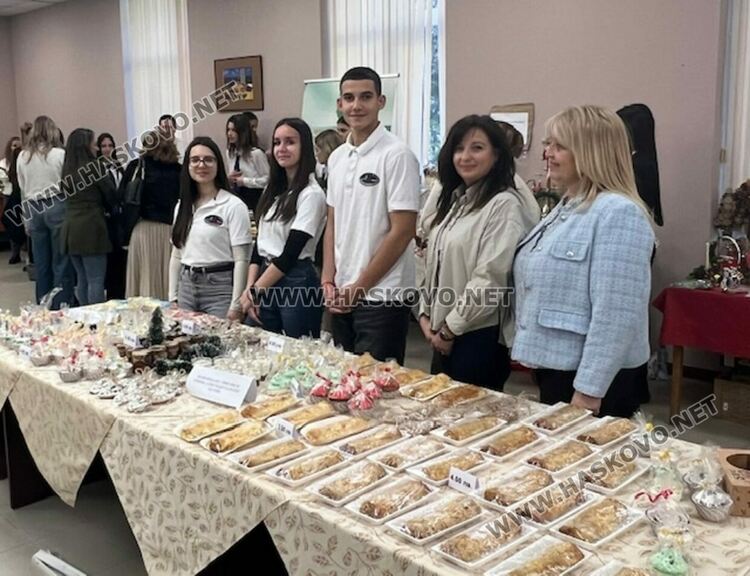 С коледарски песни откриха празничния благотворителен базар „Заедно за храма“ в областна администрация