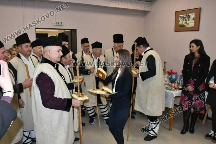 С коледарски песни откриха празничния благотворителен базар „Заедно за храма“ в областна администрация