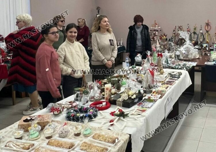 С коледарски песни откриха празничния благотворителен базар „Заедно за храма“ в областна администрация