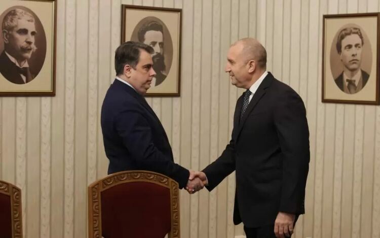 Радев накара ПП-ДБ да обяснят какво значи &bdquo;ала-бала с президента&ldquo;