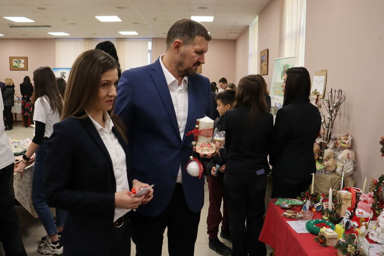 С коледарски песни откриха празничния благотворителен базар „Заедно за храма“ в областна администрация