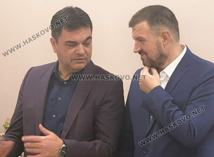 С коледарски песни откриха празничния благотворителен базар „Заедно за храма“ в областна администрация