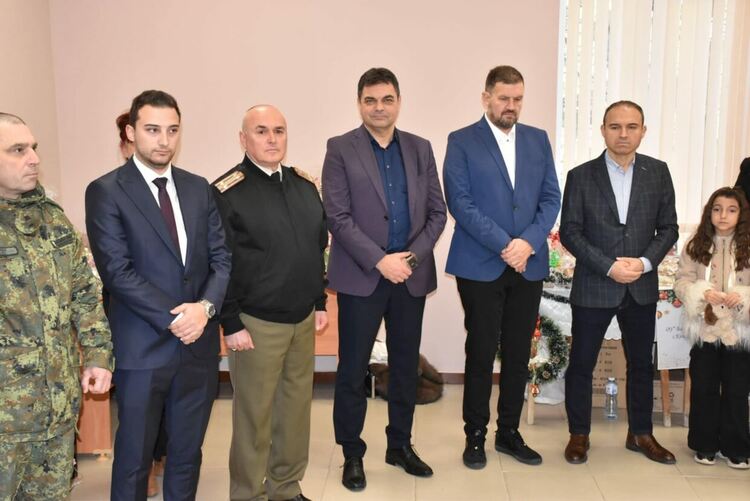 С коледарски песни откриха празничния благотворителен базар „Заедно за храма“ в областна администрация