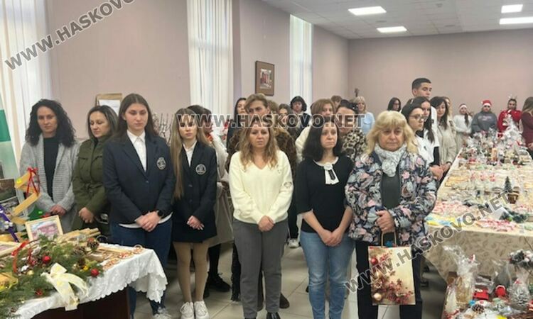 С коледарски песни откриха празничния благотворителен базар „Заедно за храма“ в областна администрация