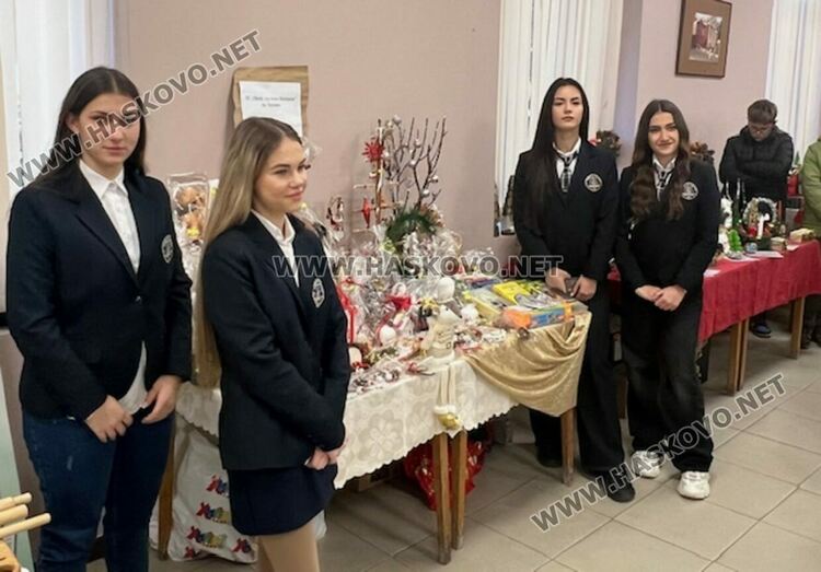 С коледарски песни откриха празничния благотворителен базар „Заедно за храма“ в областна администрация