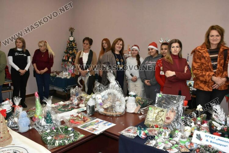 С коледарски песни откриха празничния благотворителен базар „Заедно за храма“ в областна администрация