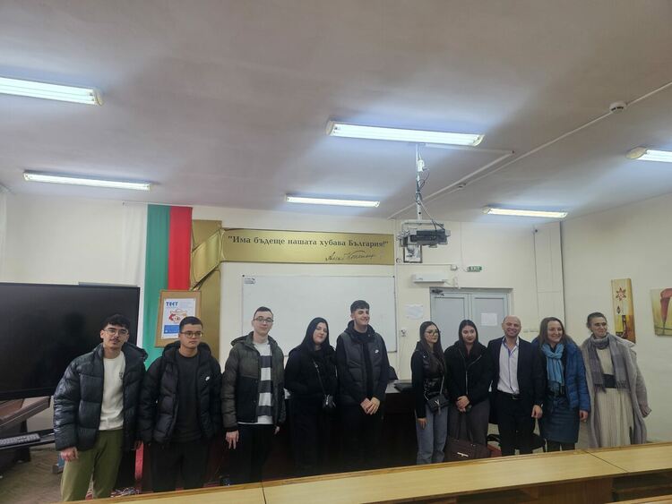 Магистрати с поредица от срещи в гимназията по икономика в Кърджали