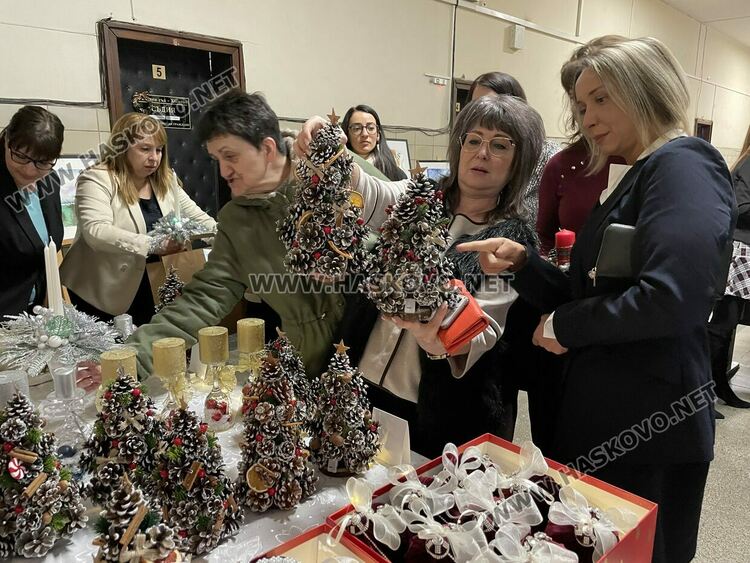 Коледен благотворителен базар в Съдебна палата&nbsp;&ndash; Хасково в подкрепа на две деца