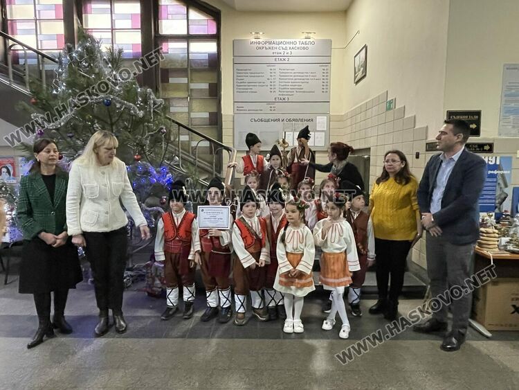 Коледен благотворителен базар в Съдебна палата&nbsp;&ndash; Хасково в подкрепа на две деца