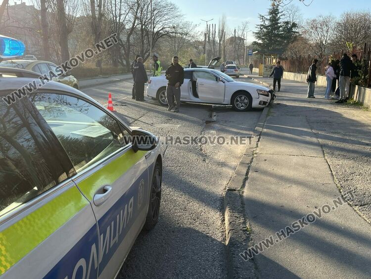 Двама млади водачи са в болница след катастрофа до Градската градина