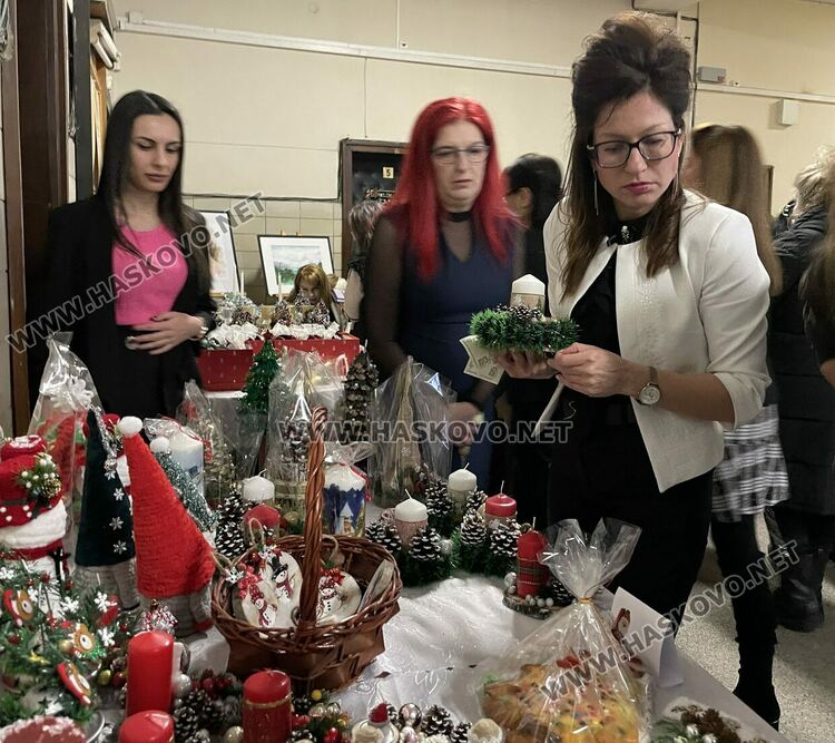 Коледен благотворителен базар в Съдебна палата&nbsp;&ndash; Хасково в подкрепа на две деца