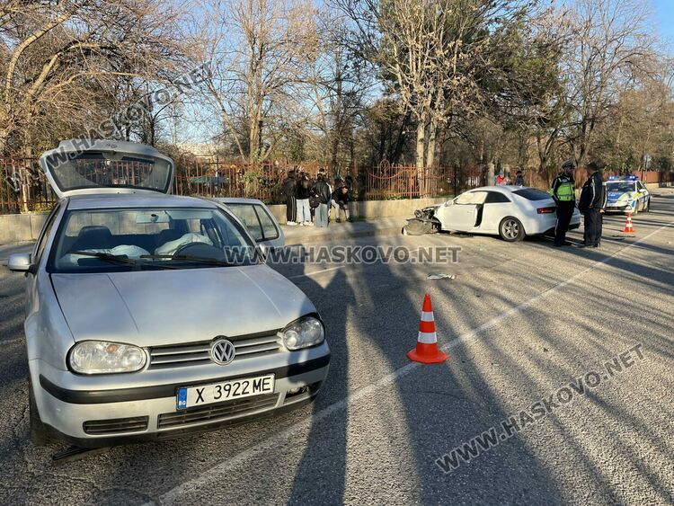 Двама млади водачи са в болница след катастрофа до Градската градина