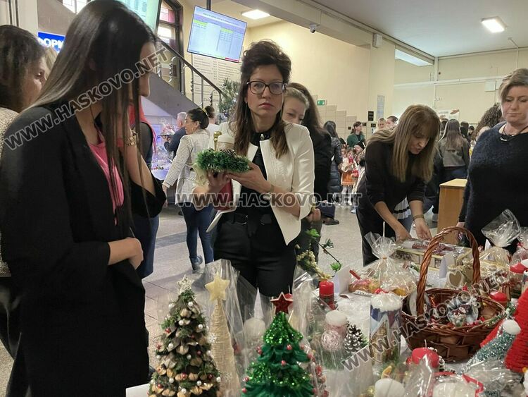 Коледен благотворителен базар в Съдебна палата&nbsp;&ndash; Хасково в подкрепа на две деца