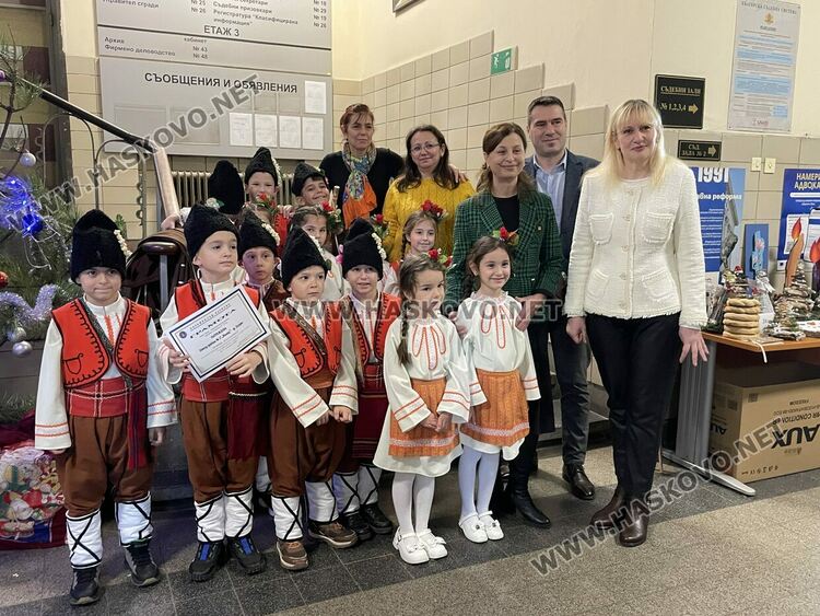 Коледен благотворителен базар в Съдебна палата&nbsp;&ndash; Хасково в подкрепа на две деца