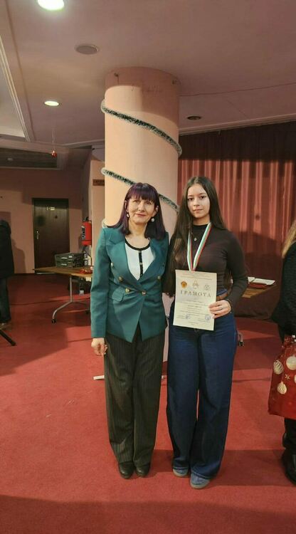 Ученички от Езиковата гимназия в Хасково с първо и второ място в Национален конкурс по приложно изкуство