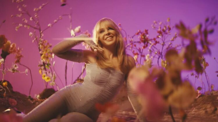 Kylie Minogue води в надпреварата за Коледния №1 във Великобритания