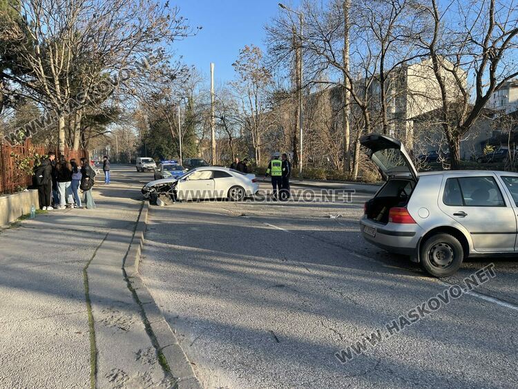 Двама млади водачи са в болница след катастрофа до Градската градина