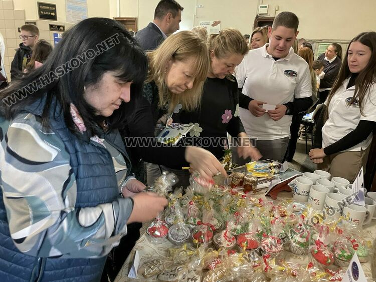 Коледен благотворителен базар в Съдебна палата&nbsp;&ndash; Хасково в подкрепа на две деца