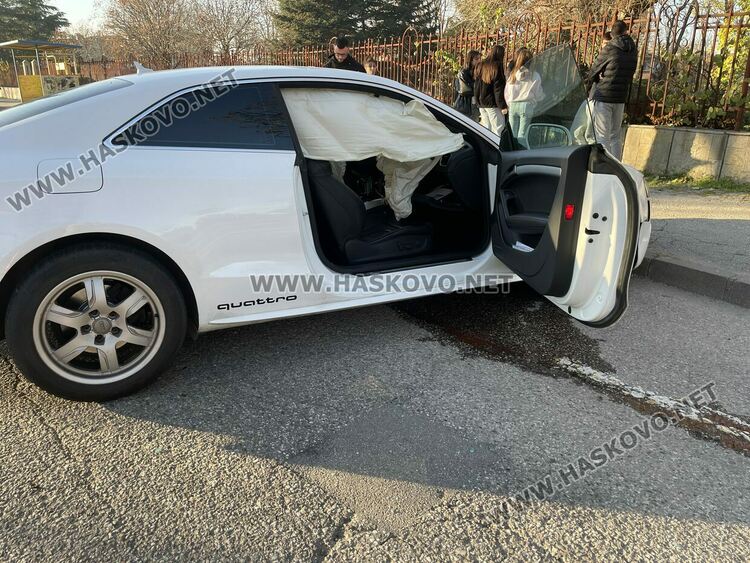 Двама млади водачи са в болница след катастрофа до Градската градина