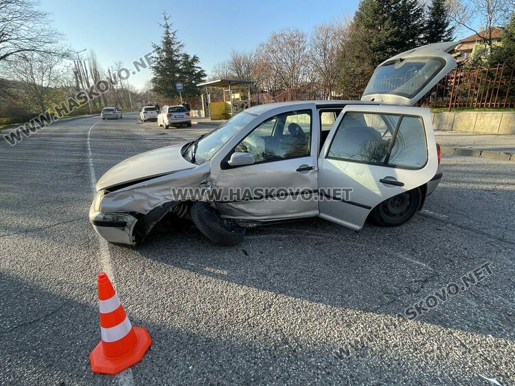 Двама млади водачи са в болница след катастрофа до Градската градина