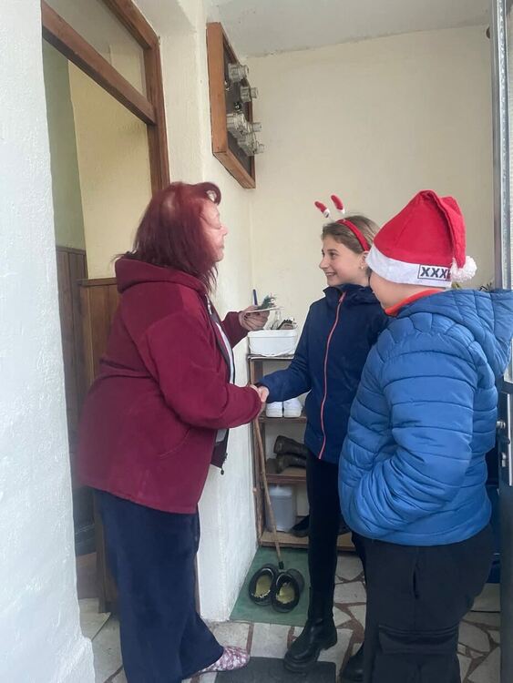 Деца раздадоха коледна радост на възрастните жители в Чепеларе 