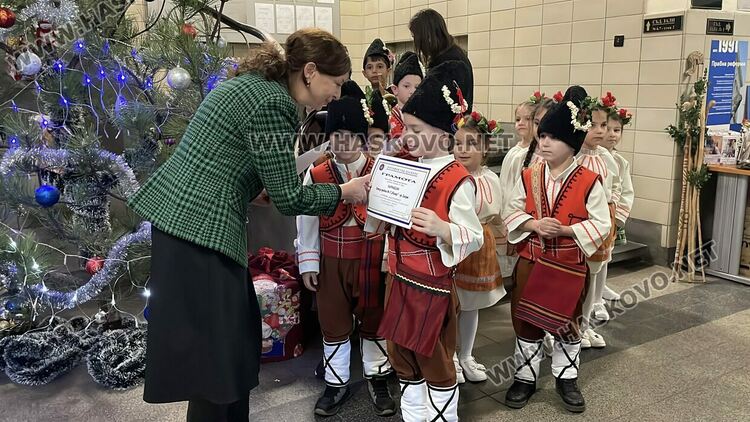 Коледен благотворителен базар в Съдебна палата&nbsp;&ndash; Хасково в подкрепа на две деца