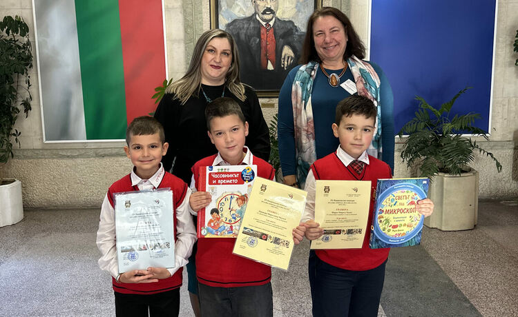 Ученици от &bdquo;Славейков&ldquo; с награди от Научно-образователен център STEAM