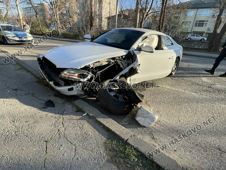 Двама млади водачи са в болница след катастрофа до Градската градина