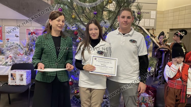 Коледен благотворителен базар в Съдебна палата&nbsp;&ndash; Хасково в подкрепа на две деца