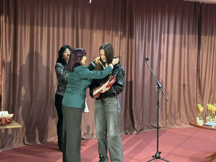 Ученички от Езиковата гимназия в Хасково с първо и второ място в Национален конкурс по приложно изкуство