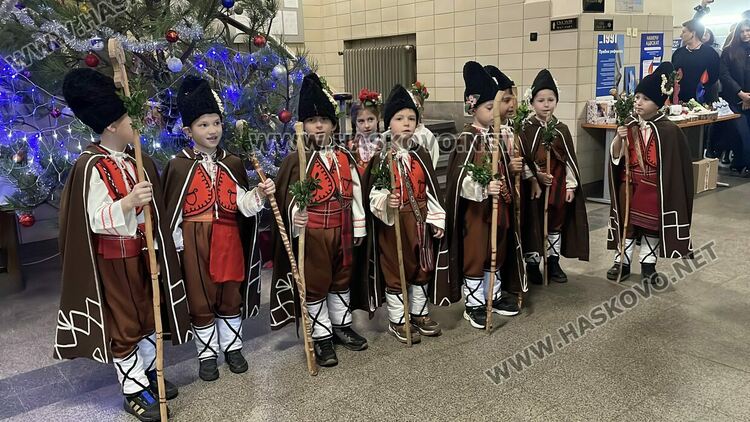 Коледен благотворителен базар в Съдебна палата&nbsp;&ndash; Хасково в подкрепа на две деца
