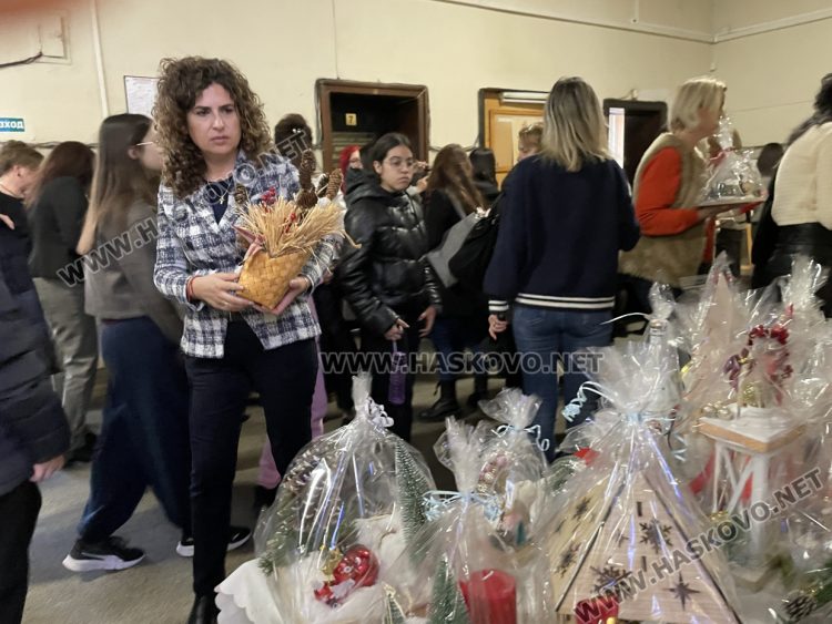 Коледен благотворителен базар в Съдебна палата&nbsp;&ndash; Хасково в подкрепа на две деца