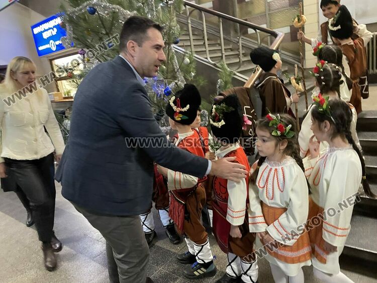 Коледен благотворителен базар в Съдебна палата&nbsp;&ndash; Хасково в подкрепа на две деца