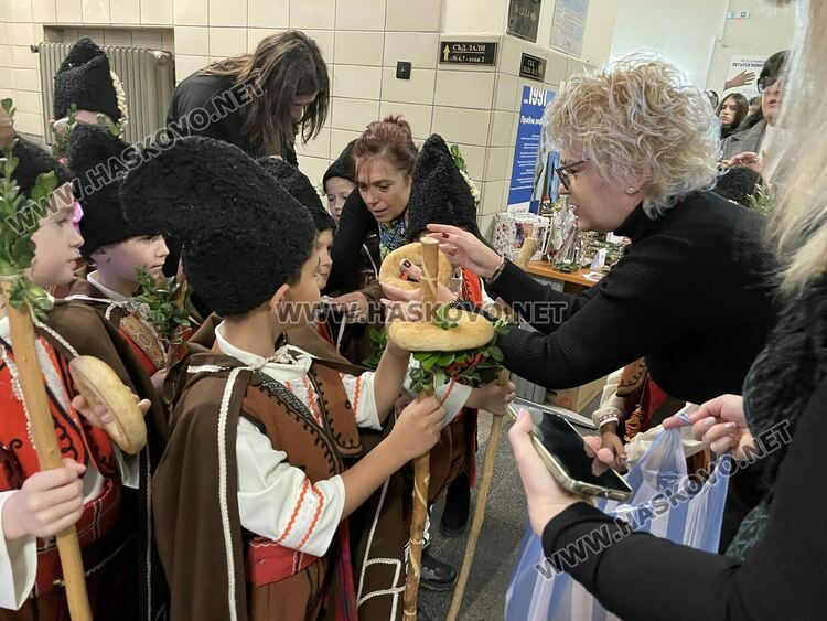 Коледен благотворителен базар в Съдебна палата&nbsp;&ndash; Хасково в подкрепа на две деца