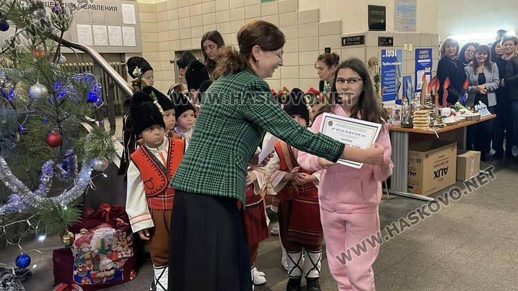 Коледен благотворителен базар в Съдебна палата&nbsp;&ndash; Хасково в подкрепа на две деца